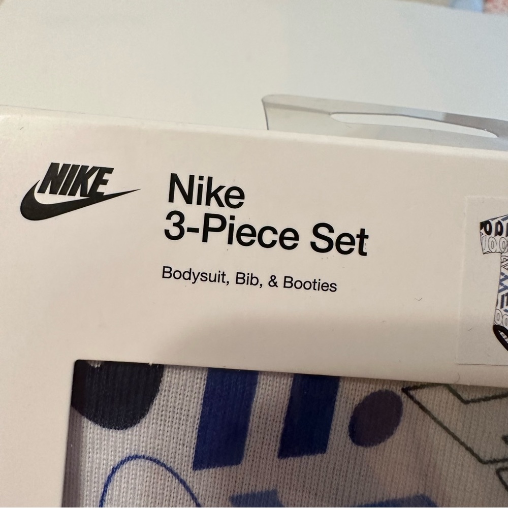 Baby Nike Gift Set - Picture 5 of 6